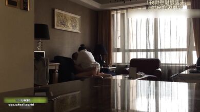 看起来像是偸情的男女激情性爱，美女急促娇喘淫叫不停好饥渴的样子，女上位扭的好疯狂抱起来肏太爽了~1